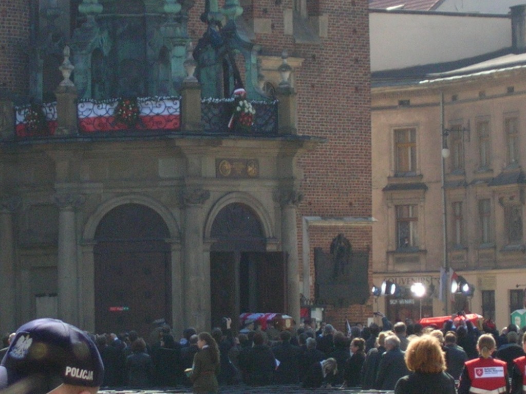 Wprowadzenie trumien Prezydenta i Małżonki do Bazyliki, godz. 10:30