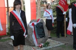 Odsłonięcie tablicy upamiętniającej ofiary katyńskie 1940-2010 (źródło: www.ipn.gov.pl)