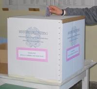 Urna wyborcza na karty do głosowania
