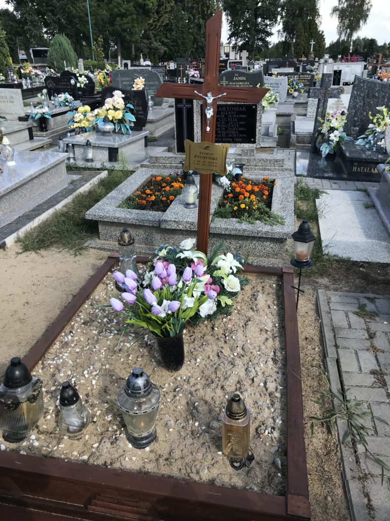 grób cioci Wali w Praszce czeka na odtworzenie, niedawno pochowaliśmy tam Jej Zięcia; fot. MR