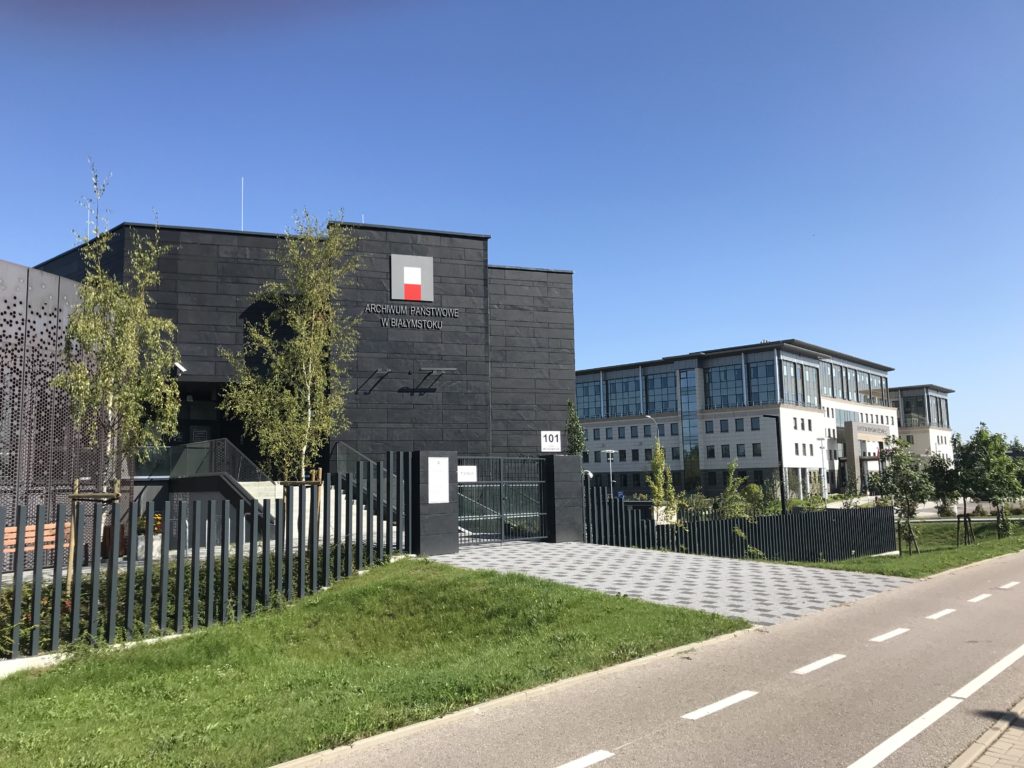 Białystok AP i SR (sąd i archiwum) tuż przy ścieżce rowerowej, fot. MR