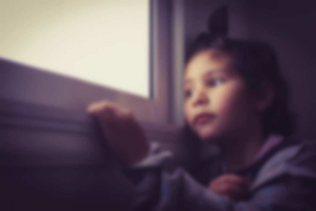 dziewczynka wyglądająca za okno fot. Med Ahabchane, Pixabay 4967210 Simedblack