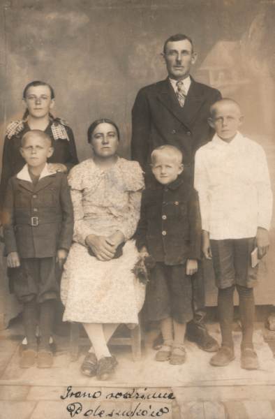 Rodzinne grono Polesiaków (MR01868)